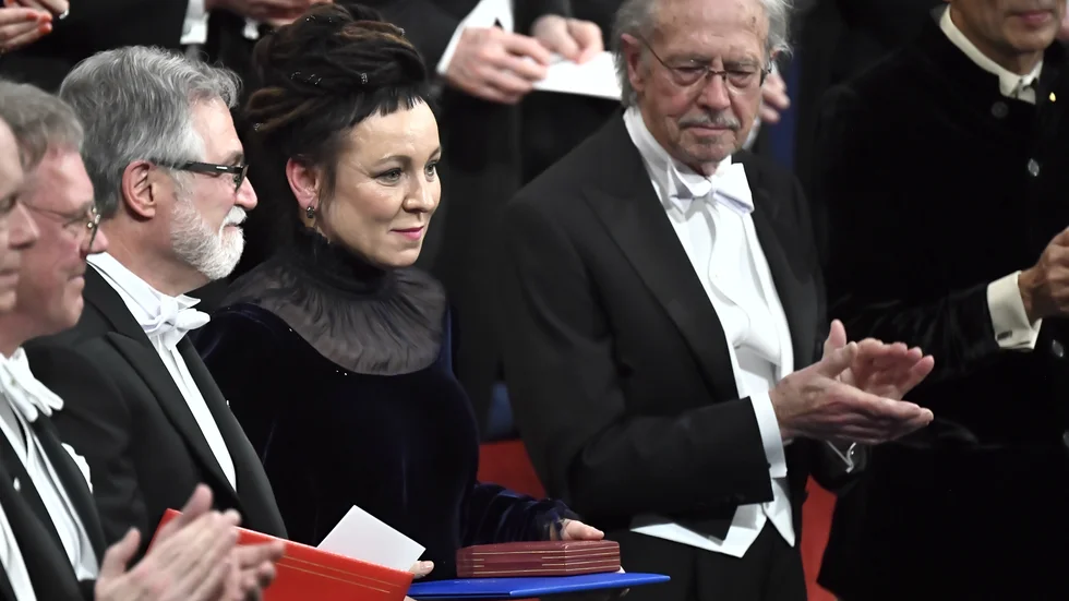 Nobelpristagarna i litterartur Olga Tokaczuk och Peter Handke under Nobelprisutdelningen i Konserthuset i Stockholm. 
