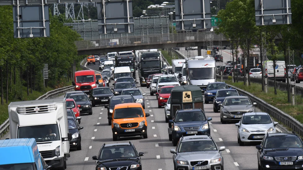 Trångt. Motorvägarna i och nära större städer bör avgiftsbeläggas, enligt ett nytt förslag från Liberalerna.
