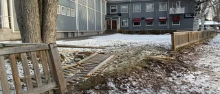 Bil körde genom staket i Skelleftehamn
