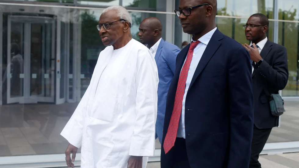 Lamine Diack på väg in till domstolen i Paris för en vecka sedan.
