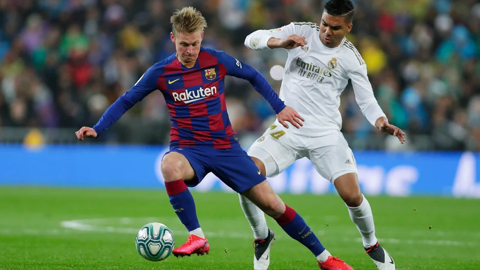 Frenkie de Jong, till vänster, är borta från spel med en vadskada. Arkivbild.