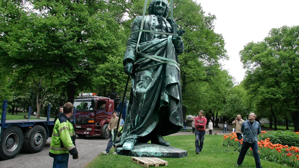 2005 togs statyn i Humlegården av Carl von Linné ned för att renoveras. Får mobben bestämma skulle den nu tas bort för evig tid.