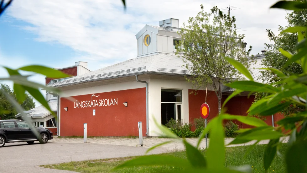 En ur personalen på Långskataskolan har fått uppsöka sjukhusvård efter att ha insjuknat i covid-19.