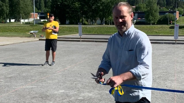 ”Och så inviger vi dessa ändamålsenliga banor …” påpekade kommunens representant Tomas Teglund och klippte bandet.