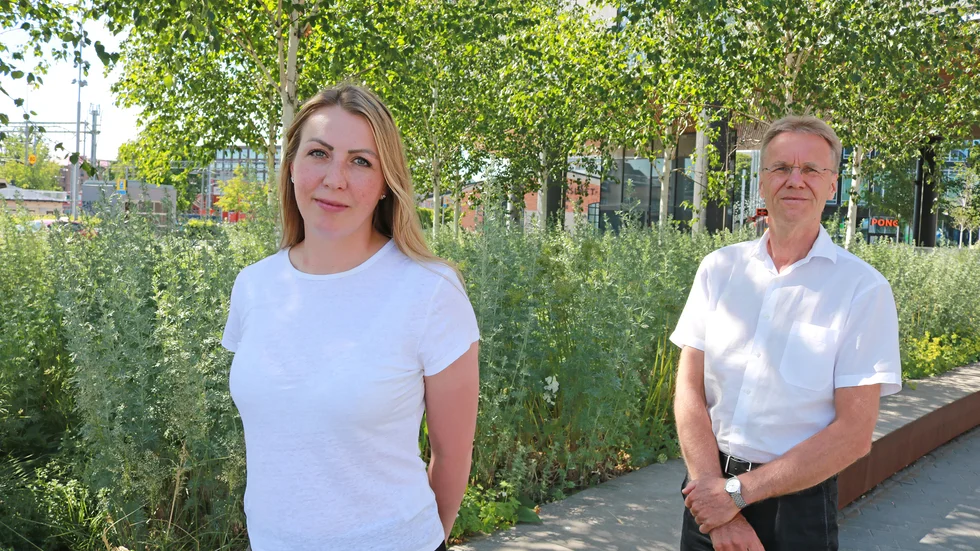 Det är dags att inte förslappas i åtgärderna, utan tvärtom anstränga oss ännu mer, så att vi kan trycka tillbaka smittan, skriver bland andra Emilie Orring och Göran Enander.
