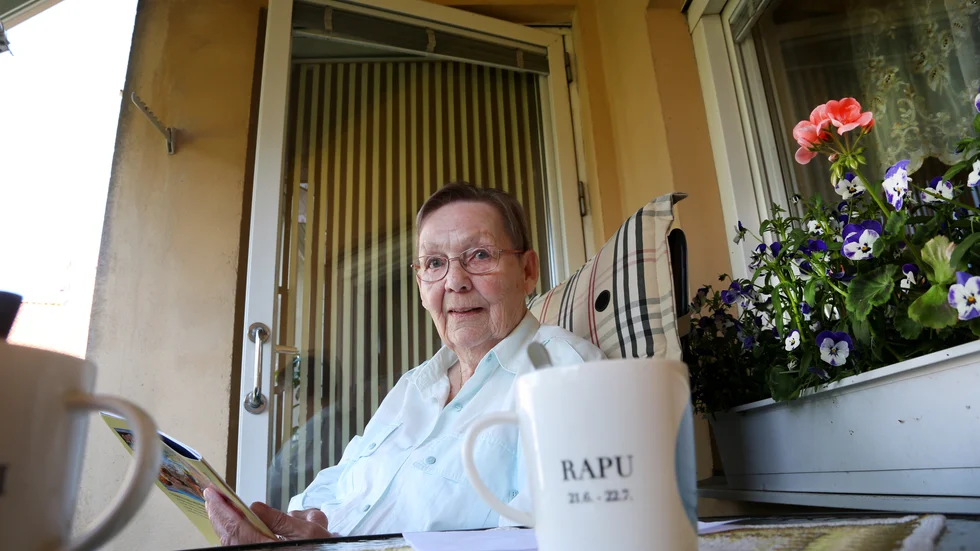 Liisa Raita Permanto var nyopererad på Karolinska när hon tog flyget hem dagen därpå. Planet var fullt och ingen använde munskydd, säger hon.