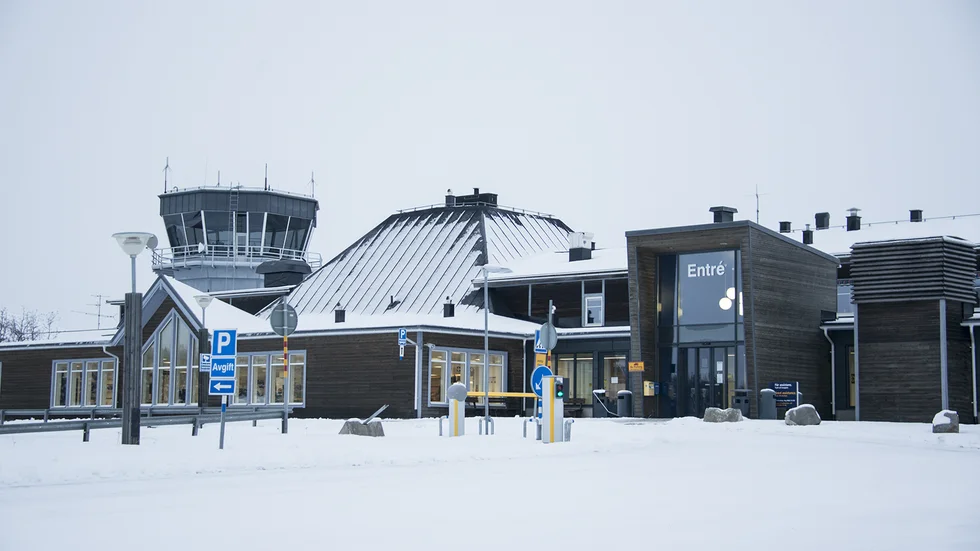 I augusti förra året var en besiktningsbil och ett Cessnaplan nära att krocka på startbanan på Arvidsjaurs flygplats. Båda hade fått klartecken av flygledaren. (Arkivbild)