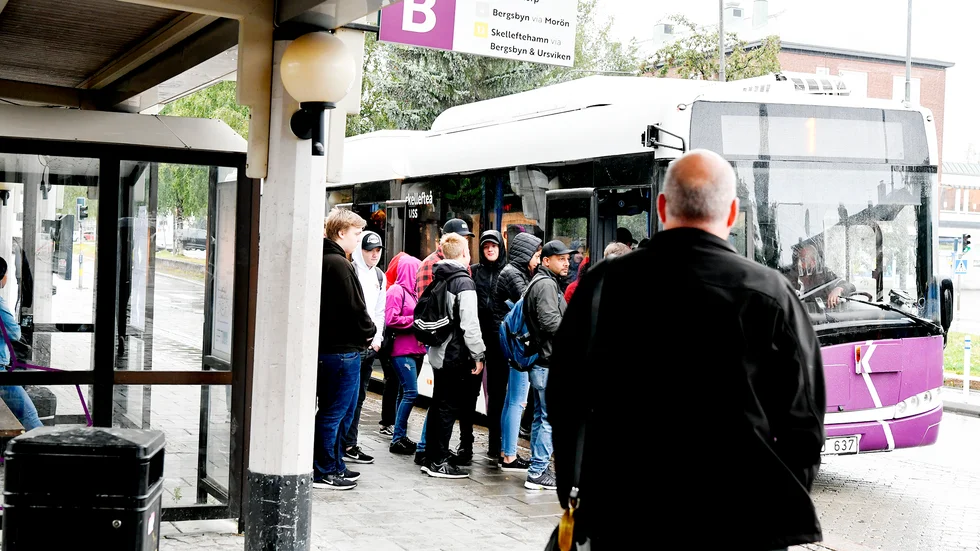 Skellefteå Buss ställer in turer för att klara skolskjutsarna. 