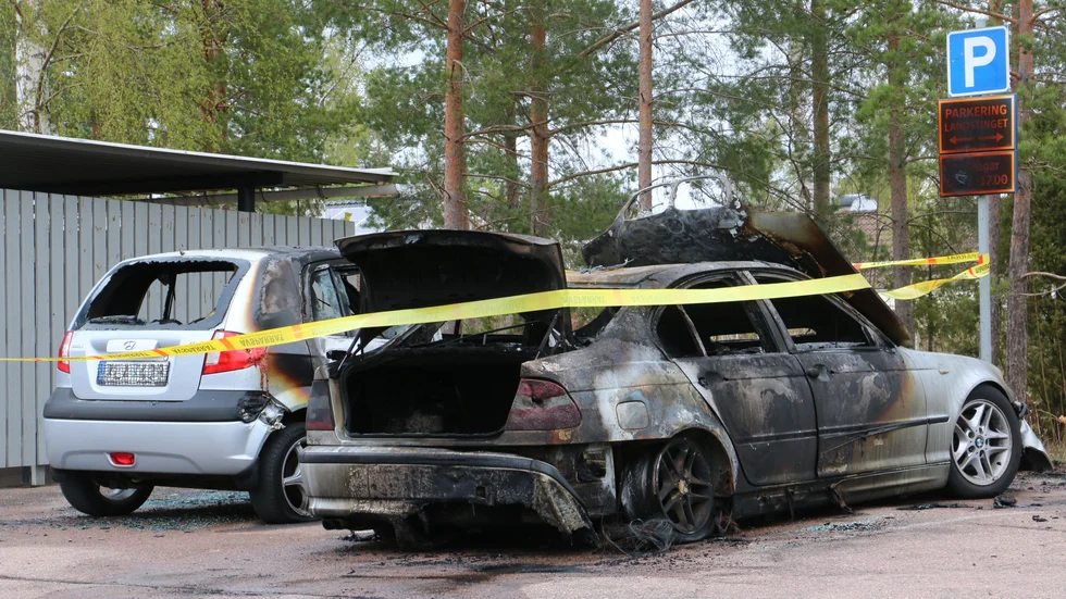 Två bilar förstördes vid en brand under natten till måndagen. Polisen utreder det som Skadegörelse genom brand.