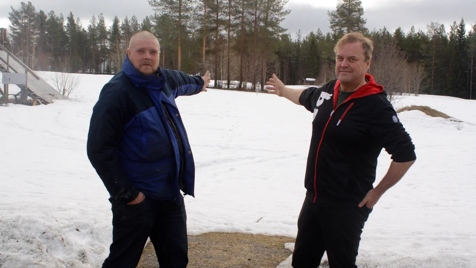 Daniel Petersson och Örjan Berglund visar platsen där den nya fastigheten ska byggas.