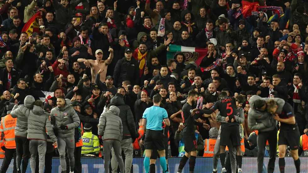 Atlético Madrids spelare firar framför sina supportrar. Nu vill Liverpools borgmästare utreda om coronaspridning kan härledas till Champions League-matchen på Anfield. Arkivbild.
