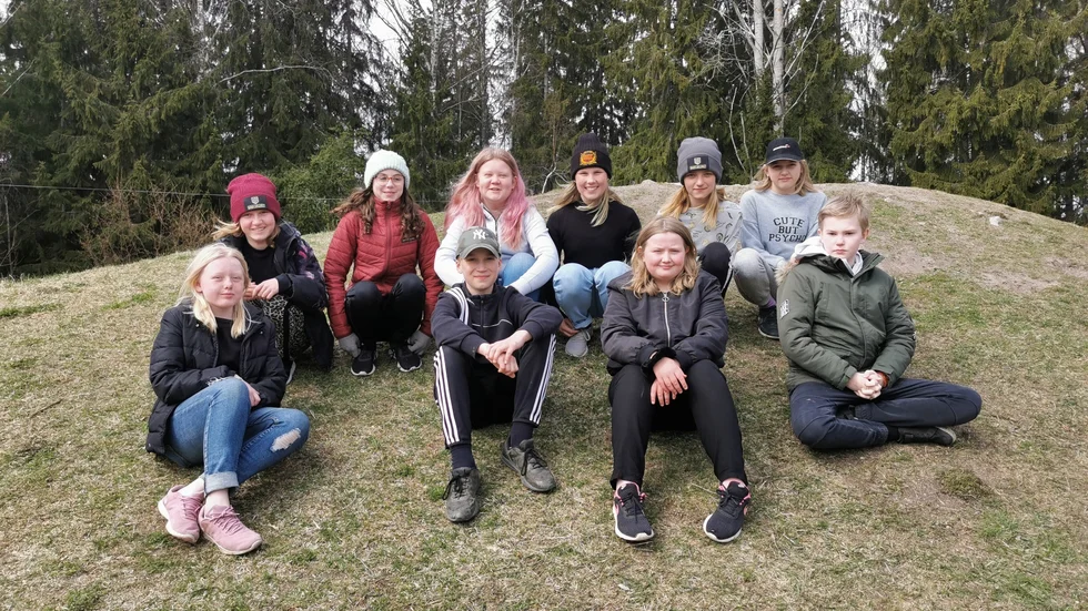 Elverna i årskurs fem på Björkängsskolan i Karolholmsbruk digitala majblommor. 
Sittandes bakre raden, från vänster: Alva, Ida, Thea, Ella, Freja, Viktoria. Sittande främre raden, från vänster: Magdalena, Theo, Elsa, Oskar. Hamse saknas på bilden.
