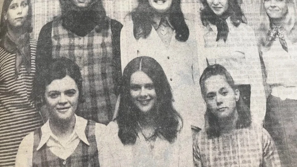 Kuriren för 50 år sedan: De tävlande i Katrineholms Vårflicka är, stående fr v, Gunilla Lindström, Anita Ivenäs, Inger Lasson, Eva Hallqvist, Lena Dahlkild. Sittande, Rose-Marie Larsson, Marie-Louise Ax samt Birgitta Bergstrand.

