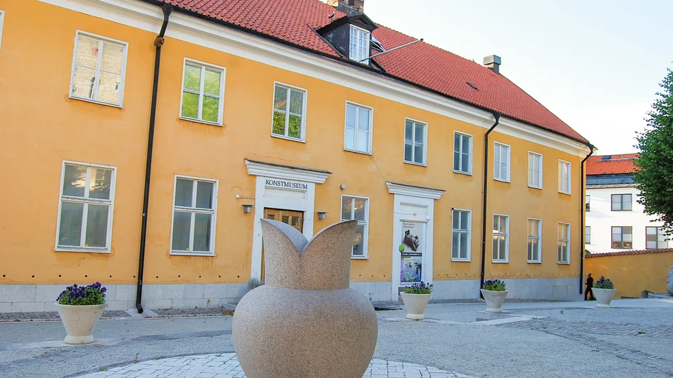 Föreningen Gotlands fornvänner fick fastigheten Skolan 1 i gåva från Gotlands kommun. Ska den säljas måste det godkännas av regionen. 