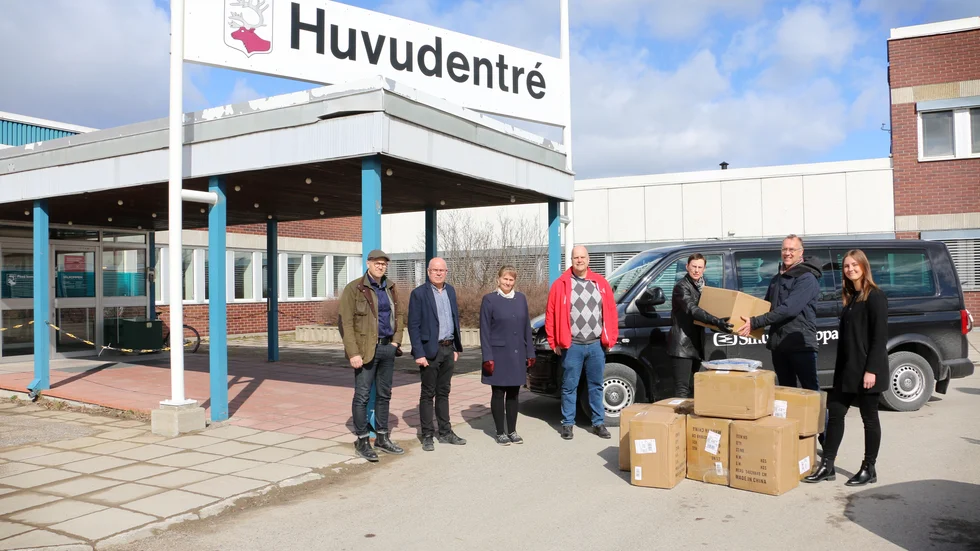 Personal från kommunen och Smurfit Kappa möttes på fredagen utanför stadshuset där 10 000 munskydd lämnades över till socialtjänsten.