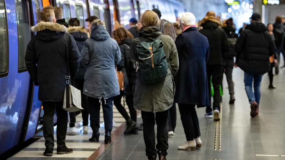 Sensorer i de skånska pågatågens dörrar registrerar hur många som kliver på och av. Därför kan Skånetrafiken veta hur många som finns ombord minut för minut och nu blir det möjlighet för resenärerna att få informationen via trafikbolagets app. Arkivbild.