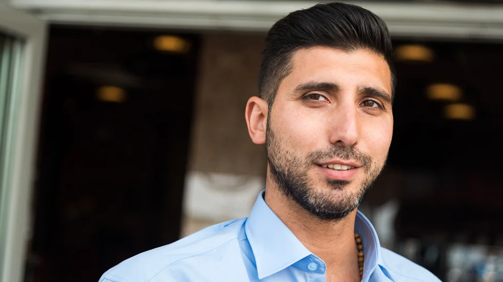 "Vissa tror att det max får vistas fyra personer på restauranger efter jul fast det handlar om att man max får sitta fyra personer i samma sällskap" - Elias Beshiri om myndigheternas nya giv.