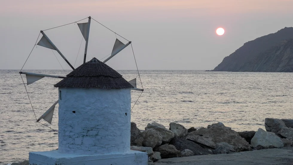 Grekisk kliché från Aegiali på ön Amorgos. I blir turistsäsongen något helt annat än vanlig. Arkivbild.