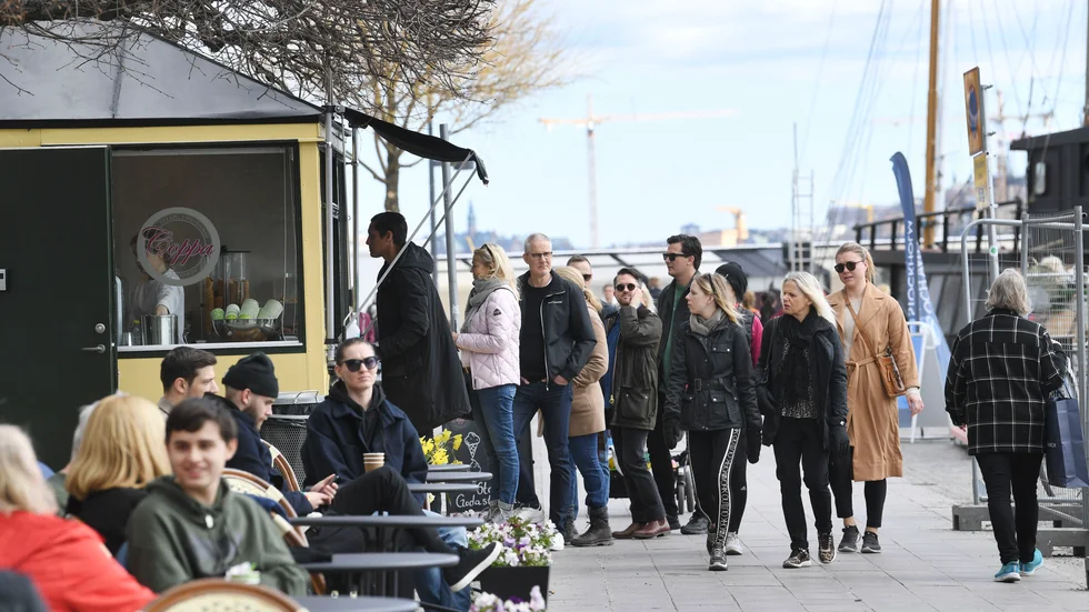 Vårsolen lockade ut Stockholmarna i helgen. Här köar folk till en glasskiosk på söndagen.