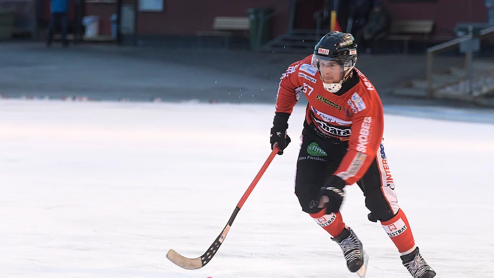 Tjust Bandys Albin Wretman har det bästa poängsnittet i division 1 södra. Nu måste han vila på grund av hjärtproblem.