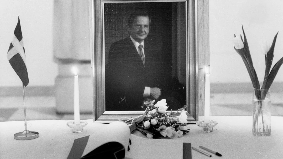 En bok är framlagd för kondoleanser, ljus tända och ett porträtt framställt på statsminister Olof Palmes dagen efter han mördades. Mordet på statsminister Olof Palme skedde den 28 februari 1986.