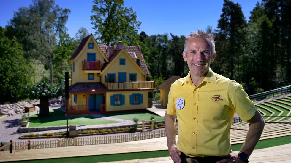 Vd:n Joacim Johansson utanför nya Villa Villekulla i temaparken Astrid Lindgrens värld. Inför premiären har man tvingats genomföra en rad restriktioner.