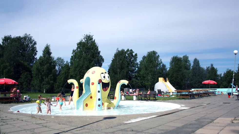 Skribenten tyckar att kommunen ska ta över och satsa på Kågebadet.