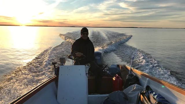 Efter ett par timmars vila är Ulf Lindgren på väg ut för att vittja näten i något som liknar midnattssol. 