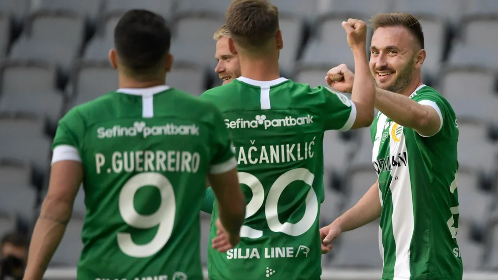 Hammarbys Muamer Tankovic, till höger, grattas efter sitt 2–0-mål.