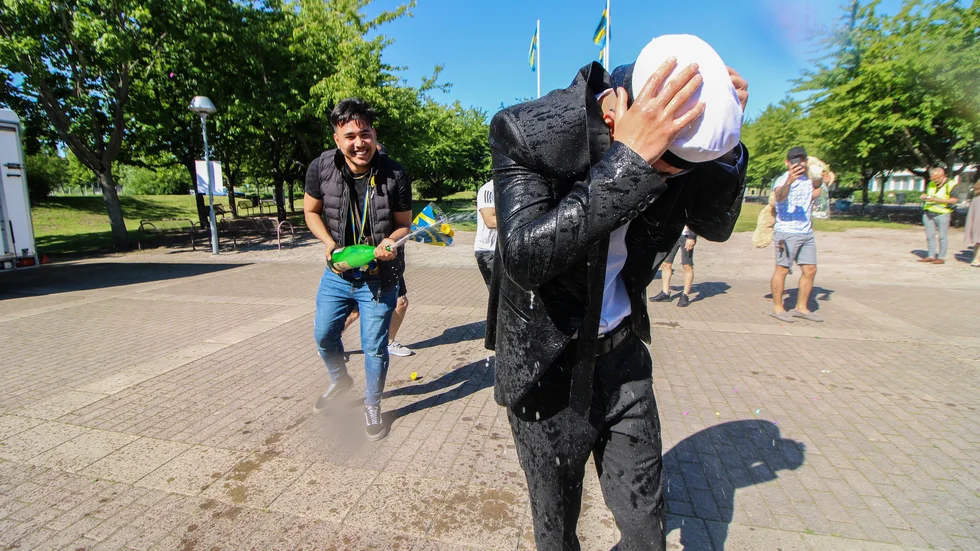 Habib Rezai firade kompisen Rohollah Haidari med en rejäl ciderdusch. 