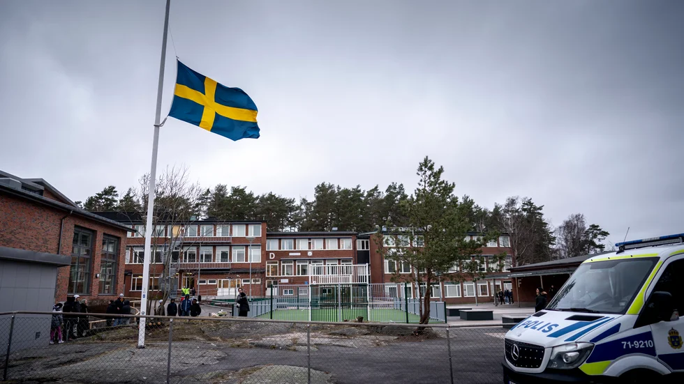 Skolan där en elev misstänks ha dödats av en annan flaggade på halv stång efter dödsbudet i våras. Arkivbild.