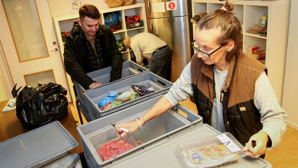 Päivi Posio jobbar ideellt med Matbryggan och delar ut matkassar till behövande.