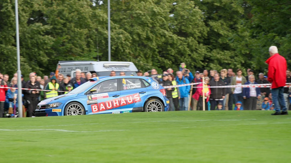 Så här såg det ut 2019 när det var rallyfest på Stångebrofältet. På fredag kväll händer det igen.