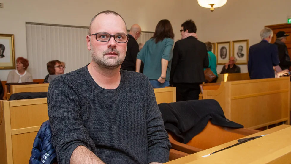 Styrelseordförande Marcus Lundberg (S) förstår kritiken mot privata sjukvårdsförsäkringar, men försvarar ändå beslutet. "Ideologiskt kan jag hålla med, men verkligheten ser tyvärr annorlunda ut."