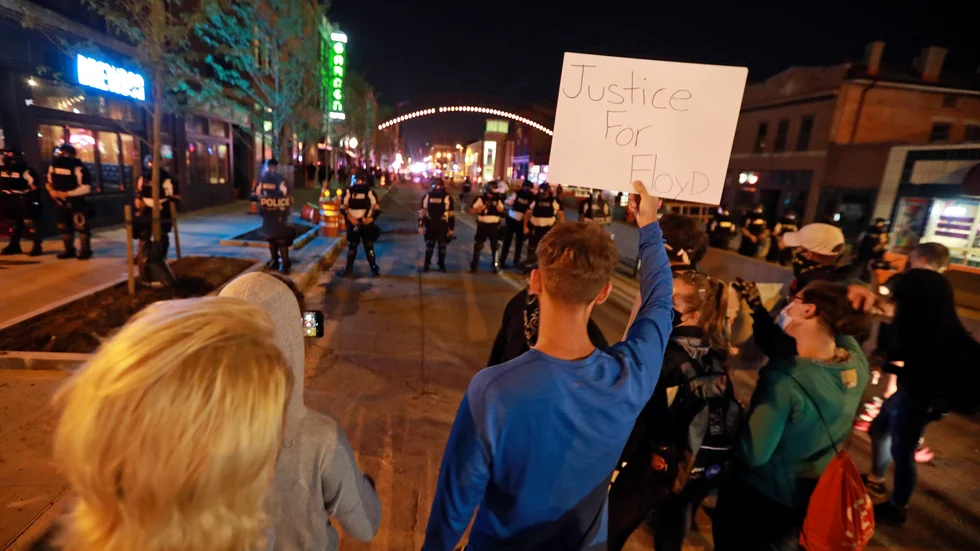 Demonstration i Columbus, Ohio, under fredagskvällen. Staden är en av dem som nu inför utegångsförbud under kväll och natt.