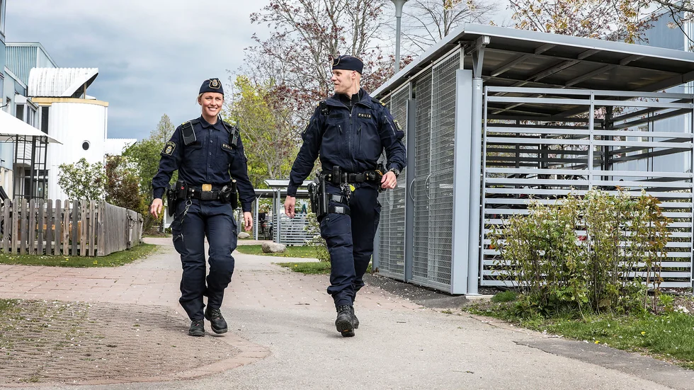 Rörelse i området är ett vanligt arbetssätt för polisen. Anna Bergman och Jonas Rasmussen tillbringar stor del av sin arbetstid i Skäggetorp.