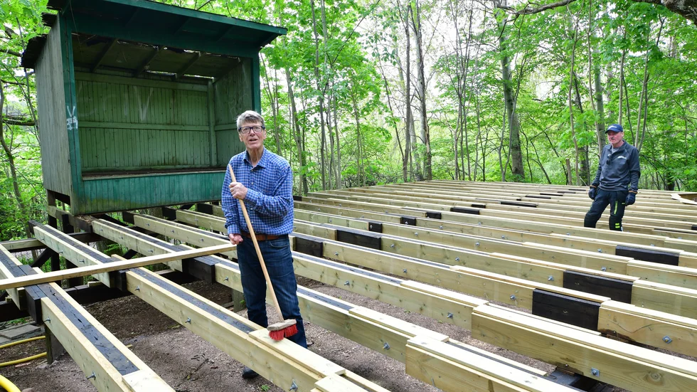 Carl Olov Lunnegård (t v), kassör i IOGT-NTO 31 Drabanten, som äger Liljekonvaljeholmen, är glad över att renoveringen av den lilla dansbanan går som den ska. Till höger snickaren Roine Jansson.