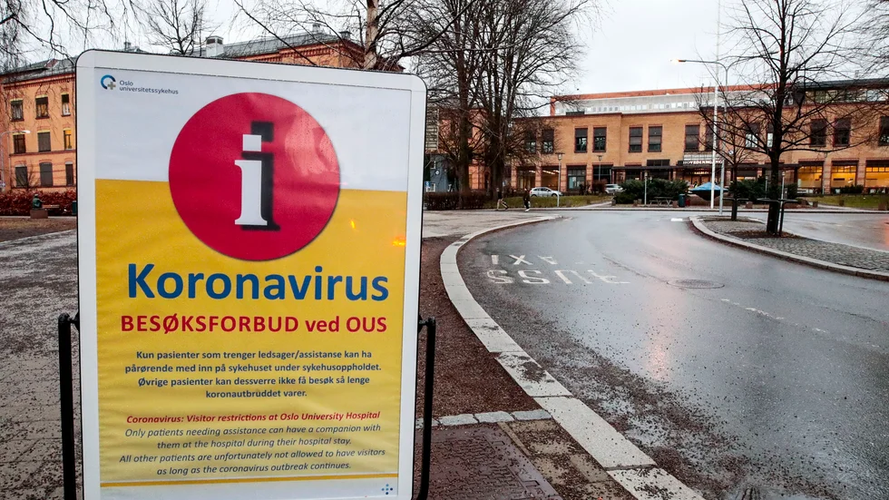 Coronavarning utanför universitetssjukhuset i Oslo. Arkivbild.