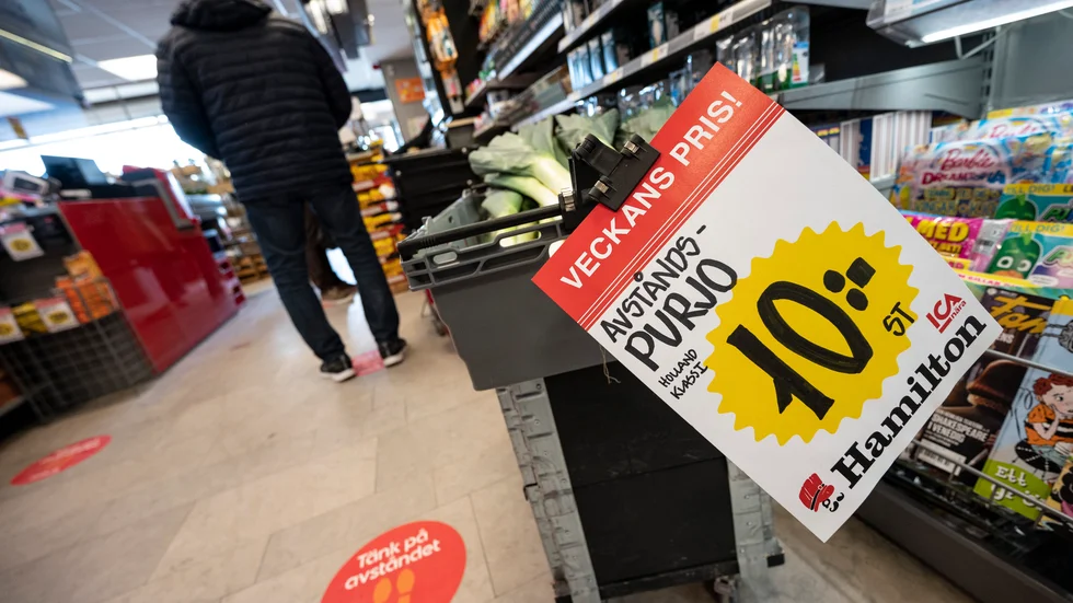 Ica uppmanar sina kunder att hålla avstånd i sina butiker, för att bromsa smittspridningen. Arkivbild.