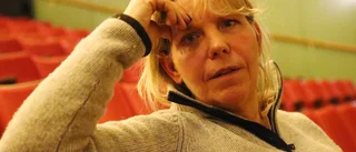 Kvinna tvingades slicka hans fötter