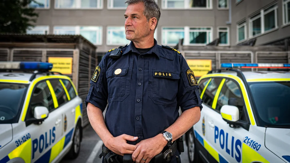 Polisen Daniel Larsson menar att användande av GPS kan vara en lösning när dementa försvinner: "Vår önskan är att man sätter GPS på de gamla via armband, eller att man syr in en GPS i favoritjackan, så att de enkelt går att hitta dementa personer som försvinner", säger Larsson.  
