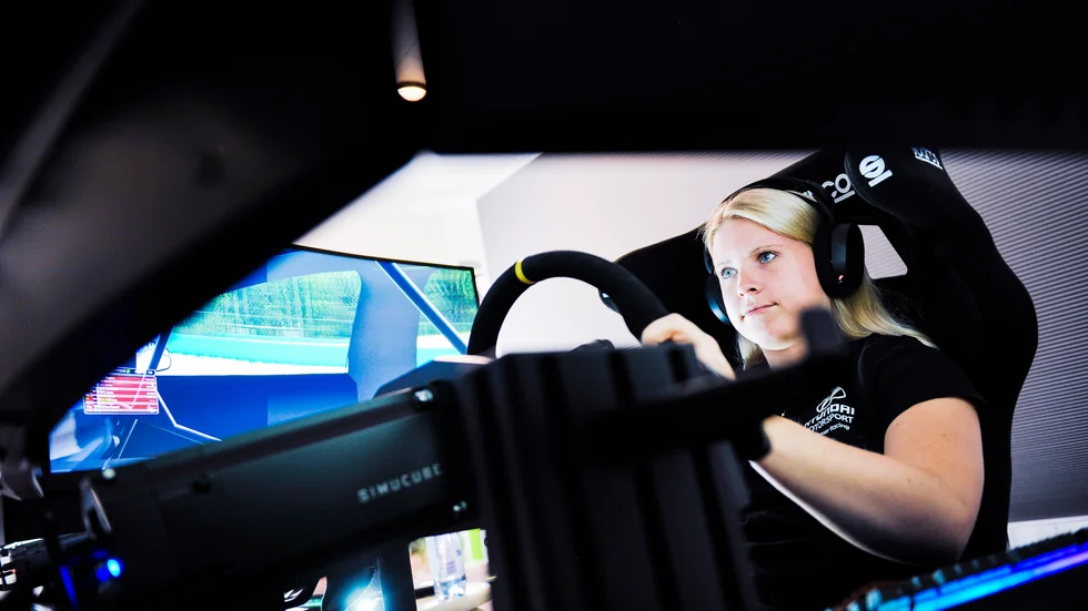Det är nästan så att det ser ut som att Jessica Bäckman sitter i en riktig bil. Men Bodentjejen sitter i en simulator.
