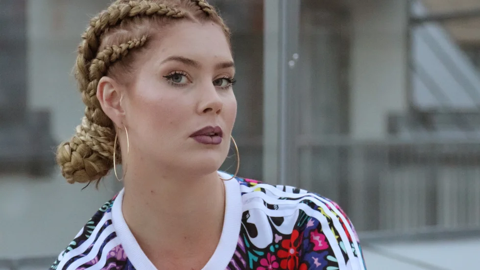 Julia "Sativa-Maria" Pettersson släpper nytt. Förra veckan gav hon ut låten "Min egen". En låt om att våga vara sig själv och gå sin egen väg. 