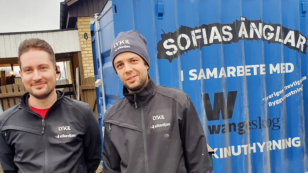 Installationselektrikerna Simon Larsson, till vänster, och Denniz Sjögren på Lykil el var med i tv-programmet Sofias änglar när de var på besök hos en familj i Eskilstuna.