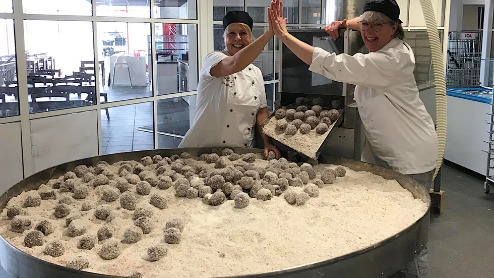 Karin Jakobsson och Annika Nilsson öppnar cocosbollsfabriken i Skärblacka igen.
