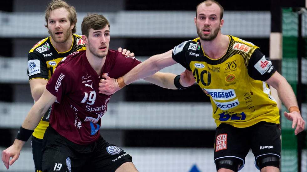Patrik "Pava" Johanson längst till vänster syns här i Karlskronas dress under en match i Handbollsligan 2017, samma år som han sedan flyttade vidare till Grankulla utanför Helsingfors.