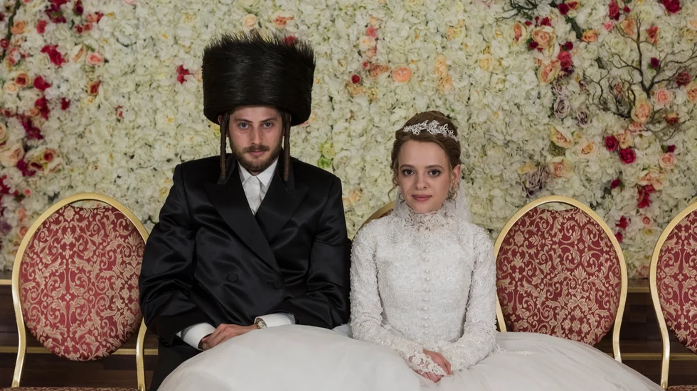 Amit Rahav som Yakov och Shira Haas som Esty i välspelade och mycket sevärda miniserien "Unorthodox" på Netflix. 