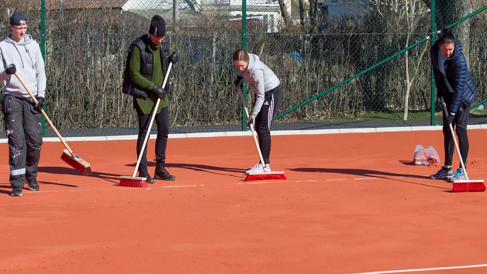 Gustav Carlberg, Kicki Olsson, Molly Carlberg och Cathrin Norrgård ser till att Kungsvallas tennisbanor är redo för spel på påsklovet.