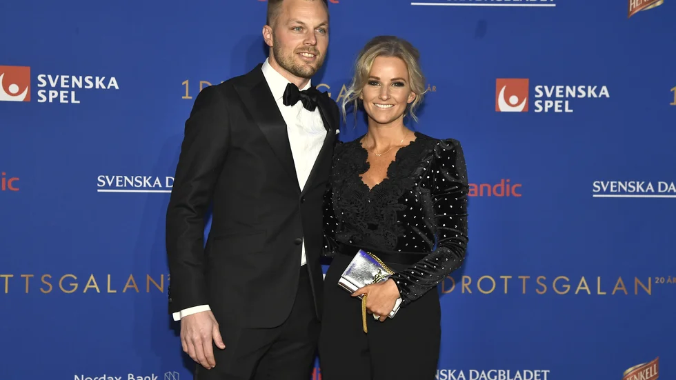 Sebastian och Tina Larsson ser till att vårdpersonal på Mälarsjukhuset i Eskilstuna får matlådor. Arkivbild.
