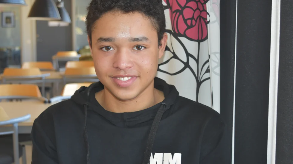 Liam Smith, Storebro,  naturvetenskapliga programmet, tycker att distansstudierna gått bra och att han haft lättare att koncentrera sig hemma. Däremot har det inte varit samma kontakt med kompisarna.